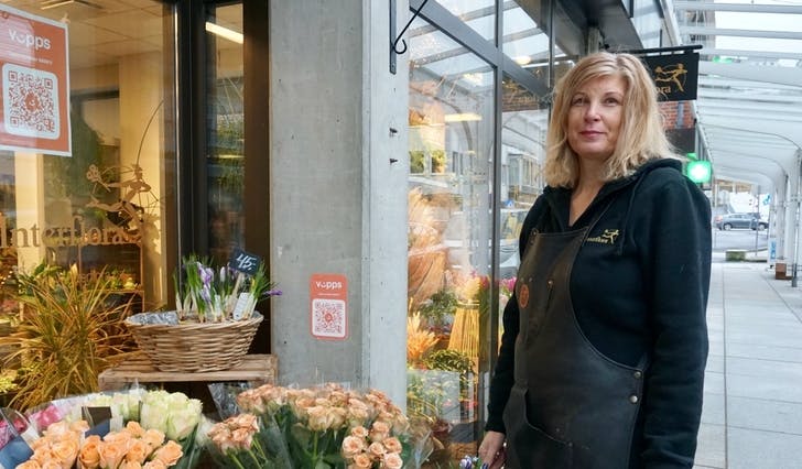 Grethe Kongestøl Særvoll frå Os Blomsterservice brukte onsdag morgon på å plukka opp blomar i Os sentrum. (Foto: Eirin Eriksen Horvei)