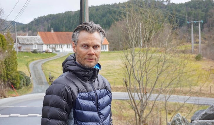 Øyvind Bertelsen framfor svingane der han og Sperrevik AS vil bidra tungt økonomisk i planlagt fortau. (Foto: Kjetil Vasby Bruarøy)