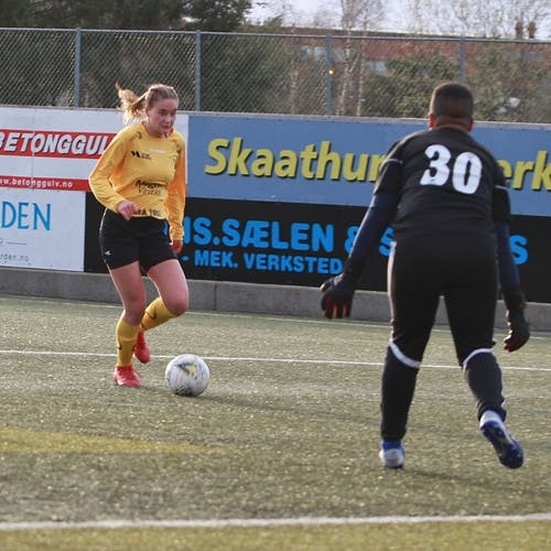 Andrine B. Kvitingen åleine med keeper. (Foto: Kjetil Vasby Bruarøy)