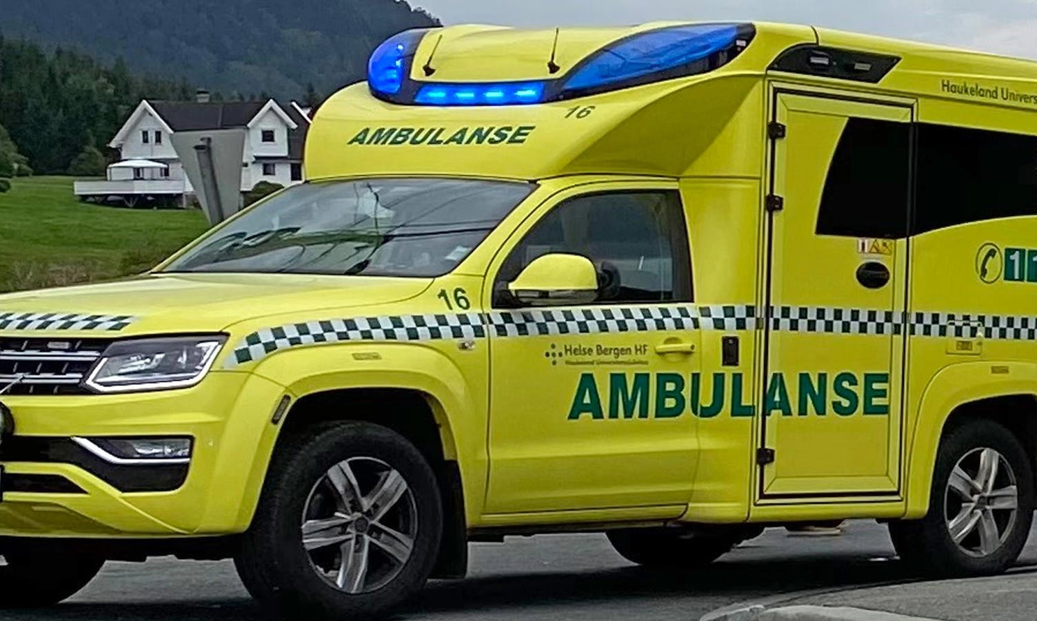Ambulanse på utrykking køyrde på hjort