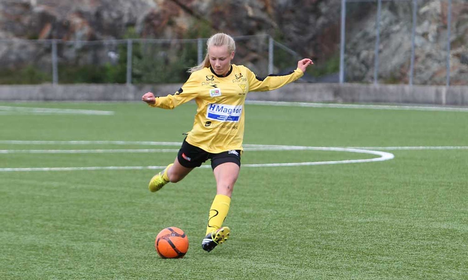 Anne Fjeldstad med forsøk i jentekampen reiste rett for Voss og sette inn 1-0 for damelaget.  (Foto: KVB)