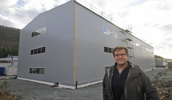 Vestafjell-direktør Morten A. Hansen ved det nye 54 meter lange lageret i Hegglandsdalen. (Foto: Kjetil Vasby Bruarøy)