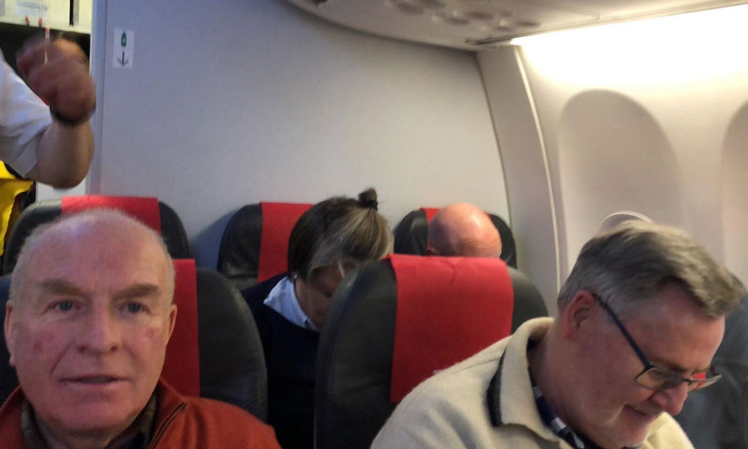 Dei tøffaste på flyet (osingane) sit bakerst. (Foto: KOG)