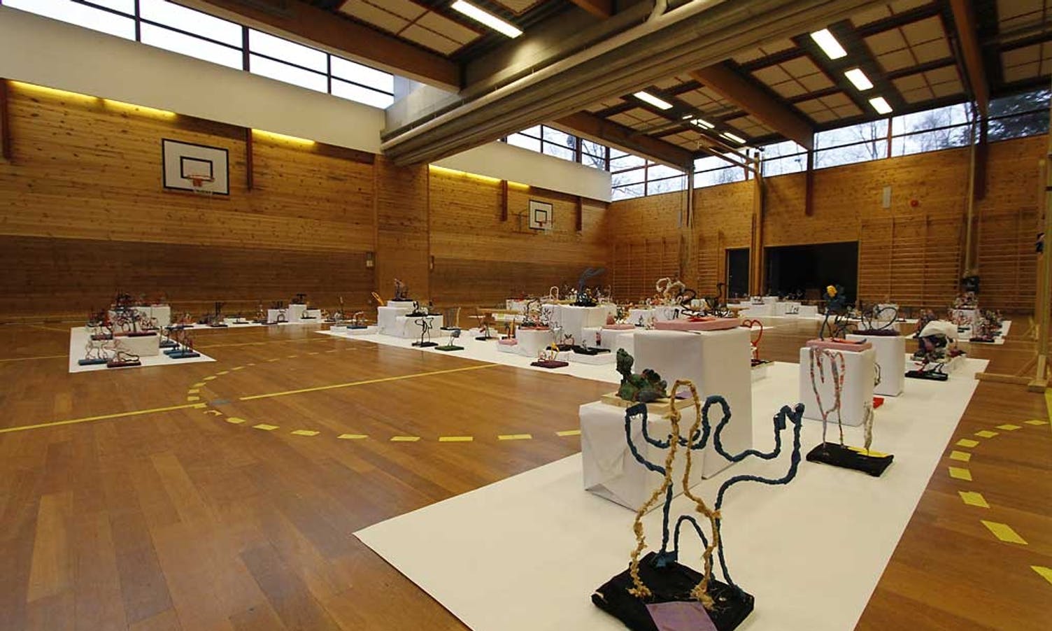 240 skulpturar fint dandert i gymsalen på Os skule.  (Foto: KVB)
