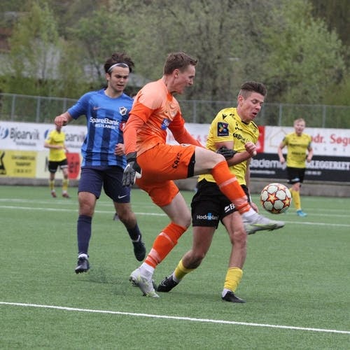 Som kom Stabæk-keeperen stormande ut for å stoppa Os sin toppskårar. (Foto: Kjetil Vasby Bruarøy)