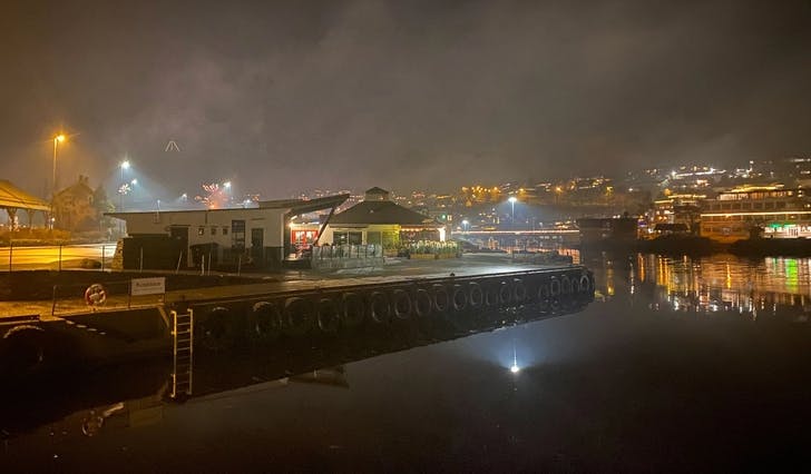 Os sentrum ved midnatt nyttårsaftan. Klokka 18 i kveld blir det kraftigare fyrverkeri over hamna. (Foto: Kjetil Vasby Bruarøy)