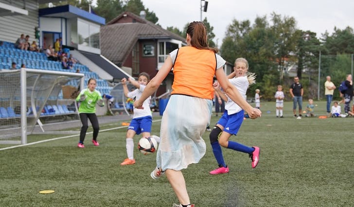 Det var ymse antrekk, men imponerande prestasjonar då mødrene viste døtrene korleis fotball skal spelast. (Foto: Kjetil Vasby Bruarøy)