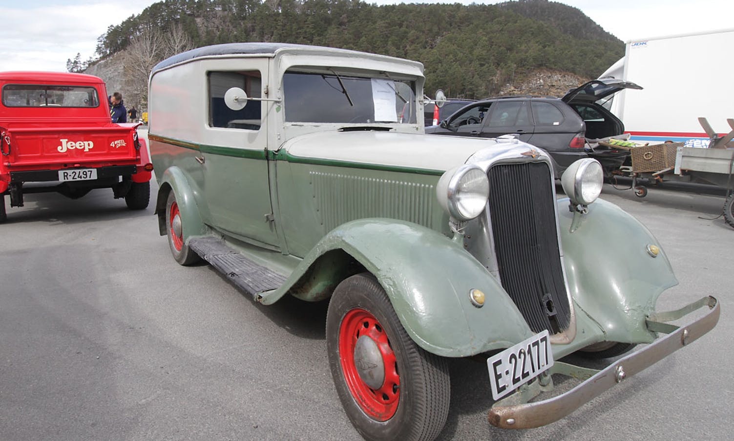 Sjølv har han nyleg kjøpt denne Dodgen frå 1934.  (Foto: KVB)