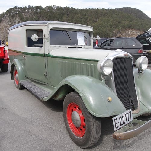 Sjølv har han nyleg kjøpt denne Dodgen frå 1934.  (Foto: KVB)