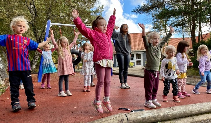 Små og store er hoppande glade for ny avdeling i barnehagen. (Foto: ØH)