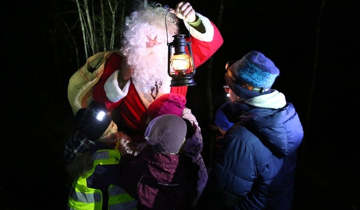 Julenissen fekk klem då ungane oppdaga han i skogen (foto: André Marton Pedersen)