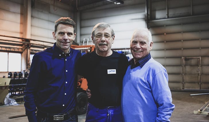 Helge Stople (i midten) saman med sine sjefar gjennom 51 år, Arne Johnny Boge (t.v) og Jarle Boge (t.h).
