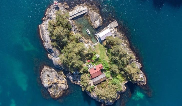 Øya Bleikja med hytte,naust og skjerma hamn utanfor Halhjem er blant dei dyraste hyttene som blei selt i fylket i fjor. (Foto: Ole André Strand)