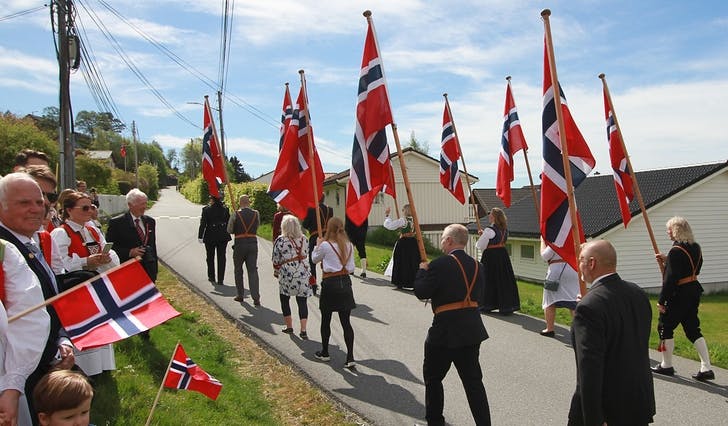 Flaggborga på veg opp Finnebrekka i 2019. Toget går same veg i år. (Foto: Kjetil Vasby Bruarøy)