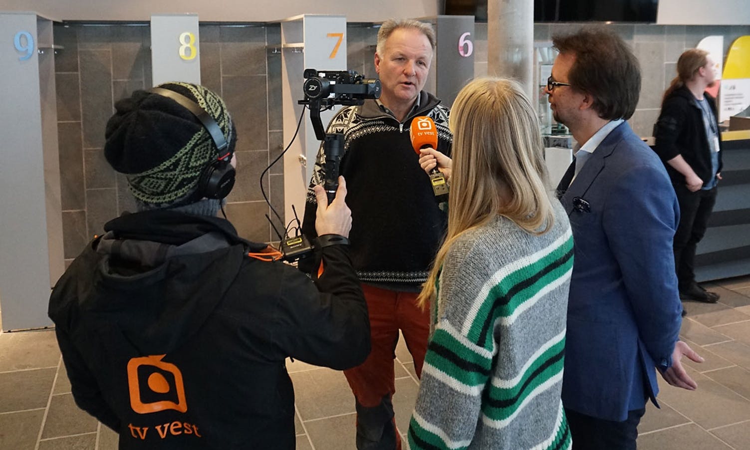 Egil Rundhovde og Ole Tobias Lindeberg vert intervjua av TV Vest. (Foto: KOG)