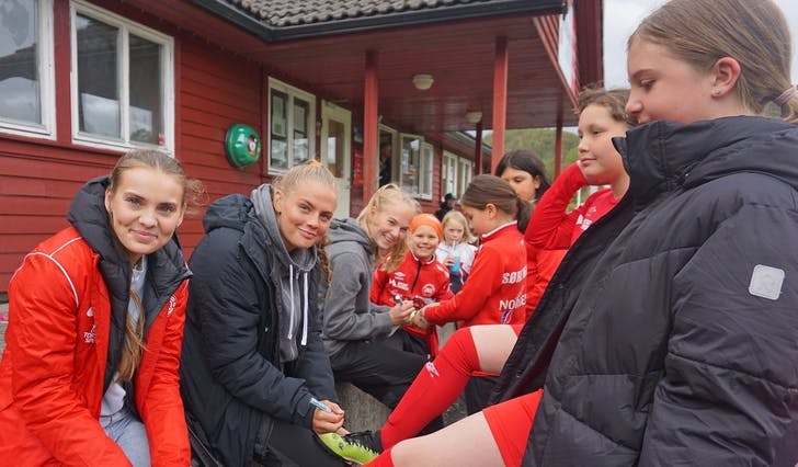 Vilde Drange Veglo (i svart i midten) her saman med lagvenninnene Nora B. Nøss og Linnea Sælen for å møta Søre Neset-spelarar tysdag. (Foto: Kjetil Vasby Bruarøy)