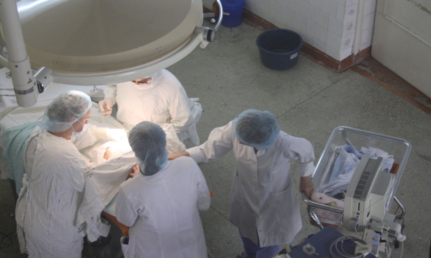 Legane trøysta neste baby i køen medan dei opererte.  (Privat foto)