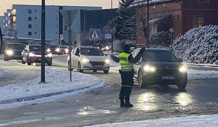 Politiet dirigerte mens Hatvikvegen var stengt. (Foto: Kjetil Vasby Bruarøy)