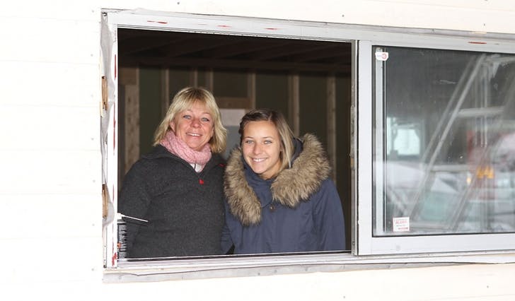 Linda og dottera Hanne Catrine i luka på det som skal bli den nye Er-An Veikro. (Foto: Kjetil Vasby Bruarøy)