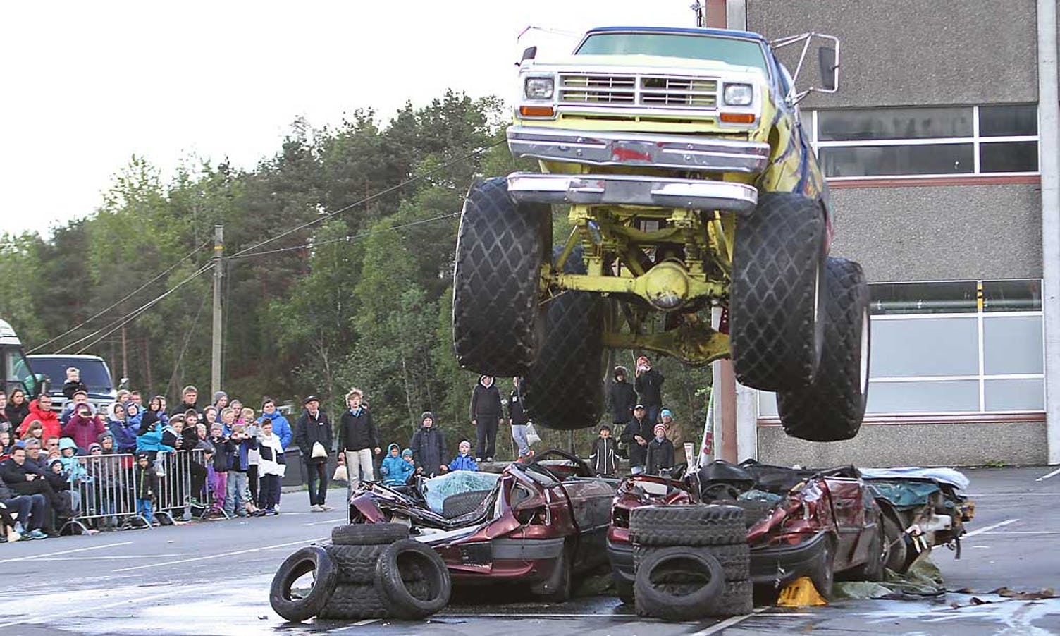 Showet blei avlsutta med tradisjonell monstertruck-kjøring. (Foto: KVB)