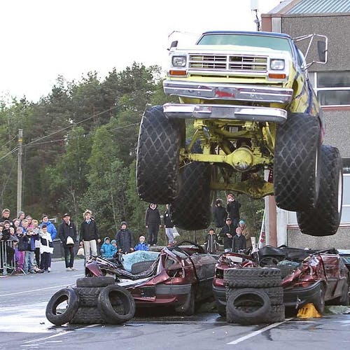 Showet blei avlsutta med tradisjonell monstertruck-kjøring. (Foto: KVB)