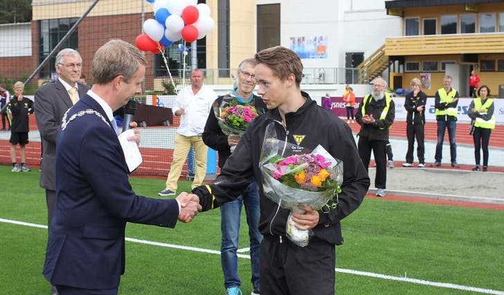 Tore Moberg (i bakgrunnen) og Jan Borgen, her representert ved sonen Mons Martin, blei takka av ordføraren under opninga av Os Idrettspark laurdag. (Foto: Andris Hamre)