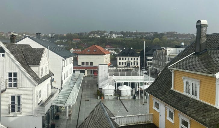 Os sentrum torsdag ettermiddag, sett frå Midtsiden sitt kontor i Smiegården. (Foto: Kjetil Vasby Bruarøy)