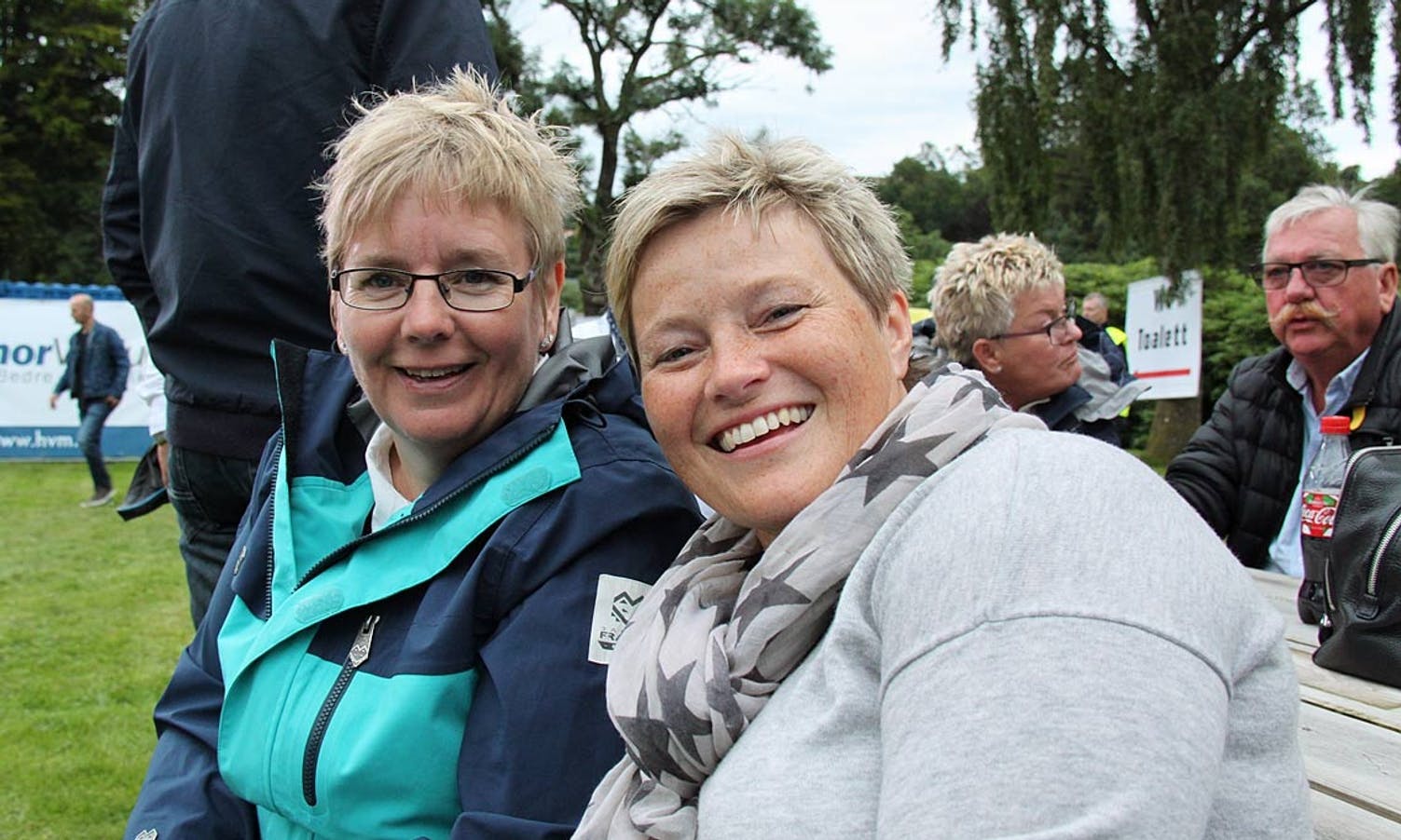 Anita Tiegland (til venstre) tok turen frå Osterøy for å bli med Kjersti Irene Ellingsen på festival. (Foto: KML)