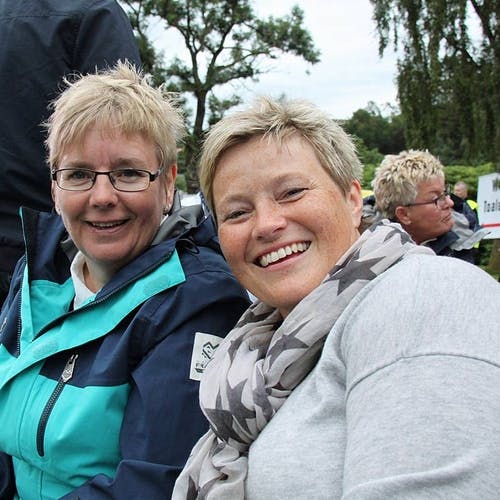 Anita Tiegland (til venstre) tok turen frå Osterøy for å bli med Kjersti Irene Ellingsen på festival. (Foto: KML)