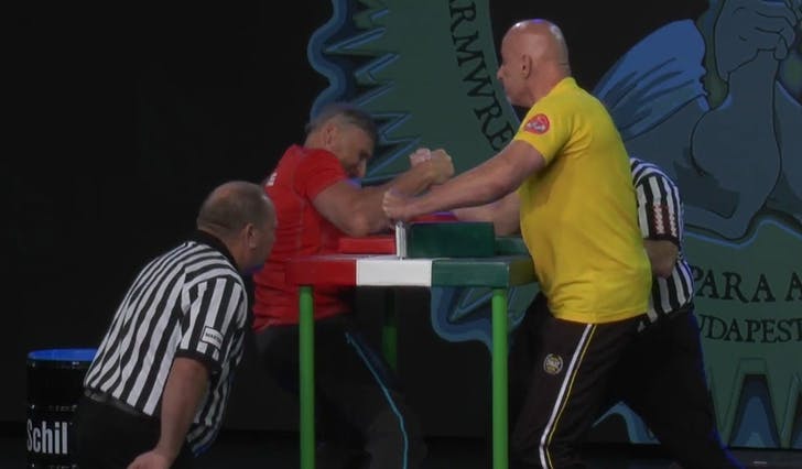 Arne Thuen mot Mircea Carloganu i finalen fredag. (Skjermskot frå YouTube, foto: World Armwrestling Federation)