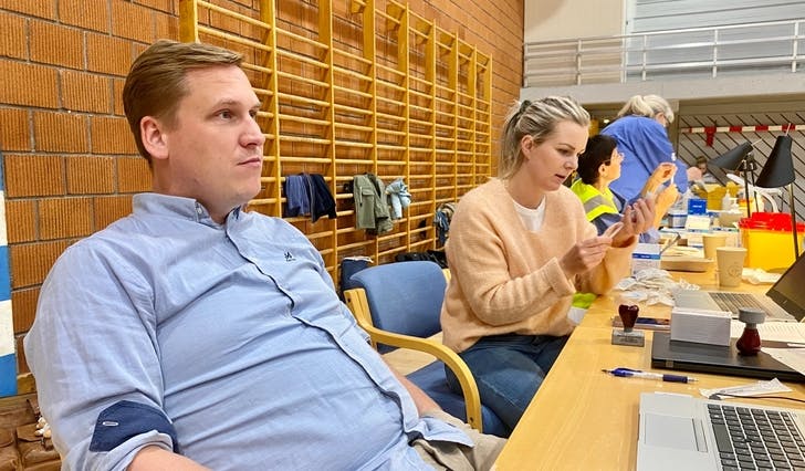 Assisterande kommuneoverlege Jonas Nordvik Dale og vaksinekoordinator Nina Oen i Oshallen i dag. (Foto: ØH)