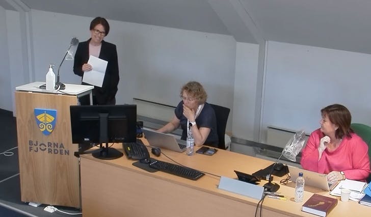 Prosjektleiar for Bjørnafjorden 22, Ingrid Askvik, orienterte formannskapet i dag. (Foto: Bjørnafjorden kommune-TV)