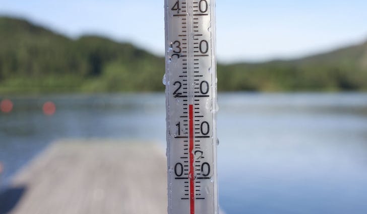 Temperaturen har auka til 17-18 gradar i Ulvenvatnet - som her i 2014. (Arkivfoto: Kjetil Vasby Bruarøy)