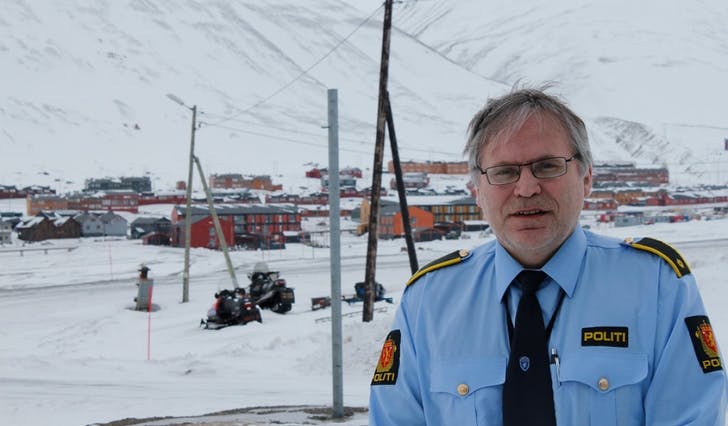 Sysselmannsførstebetjent Arild Lyssand framfor Longyearbyen (foto: Andris Hamre)