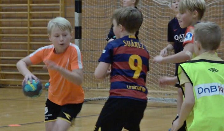 Ungar frå 3. til 5. klasse får frå hausten tilbod om HFO i Os Idrettspark. Her frå handballskulen hausten 2018. (Foto: Ørjan Håland)