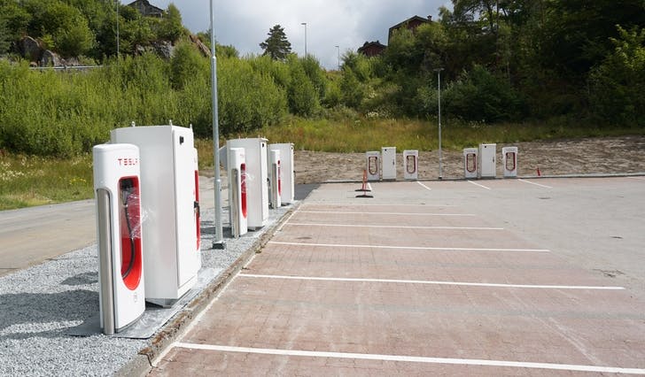 Innan onsdag opnar Tesla Supercharger 14 ladestasjonar ved Rema 1000 Kuven Stasjon (foto: Andris Hamre)