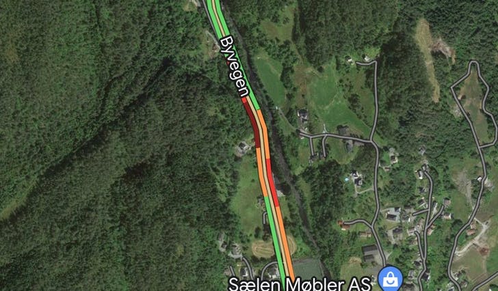 Ifølgje trafikkovervaking på Google Maps, ser det ut som om ulykka har skjedd mellom avkøyrsla til Gåssand og Tømmernes. 