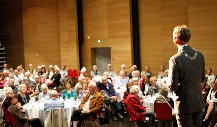 Ordførar Terje Søviknes helsa dei omlag 300 seniorane velkomne (foto: Andris Hamre)