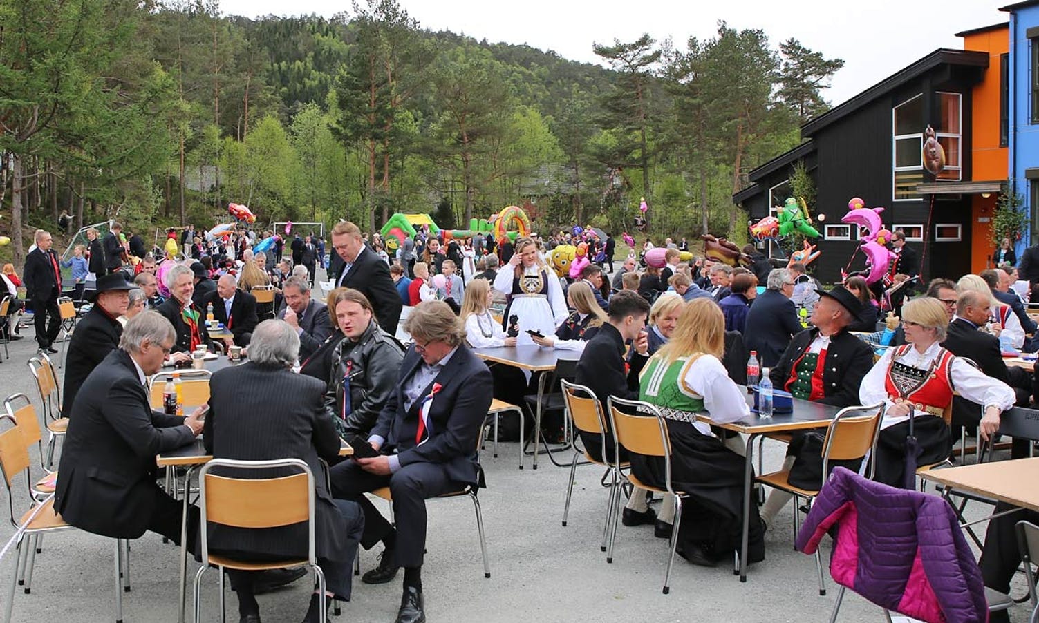 Folket i Lysefjorden samla på nyeskulen. (Foto: André Marton Pedersen)