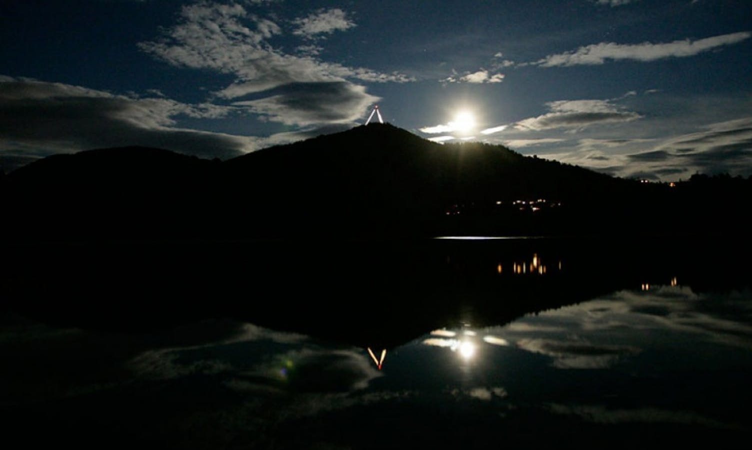 Lysa og månen speglar seg i Banktjørn ein novemberkveld i 2012. (Foto: Kjetil Vasby Bruarøy)