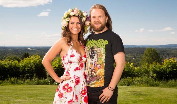 Katrine Moholt og Eirik Søfteland er programleiarar i sesongens første «Allsang på Grensen» (foto: Espen Solli, TV2)