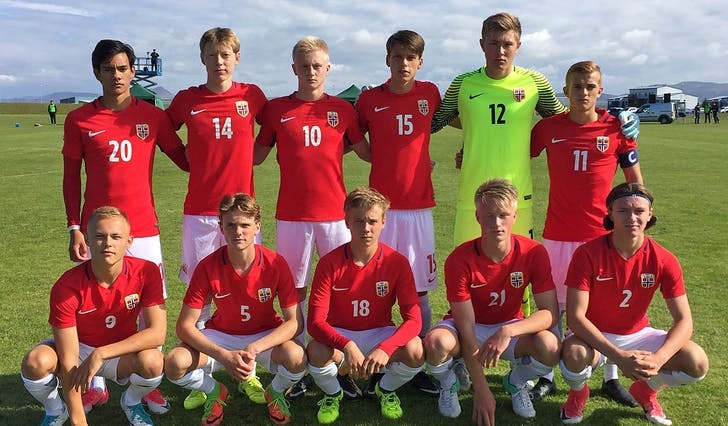 Dagens startellevar for Norge U16 mot Island. Ole Martin Lekven Kolskogen nr to bak frå venstre. (Foto: Helge Bjørke, fotball.no)