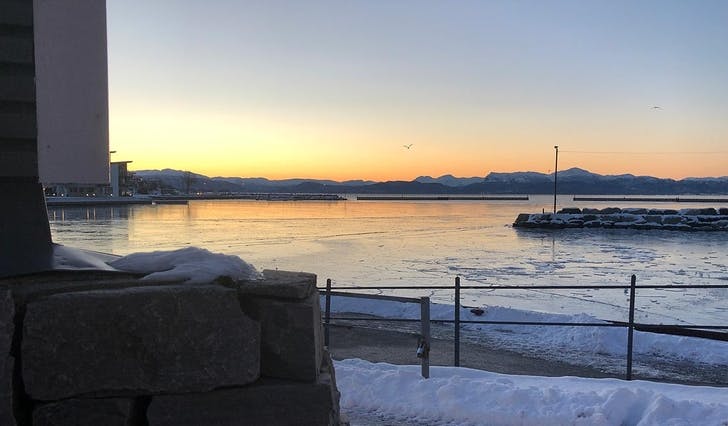 Det kom ingen båt frå Rødne til Os måndag morgon. (Foto: Kjetil Vasby Bruarøy)