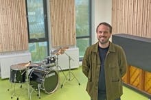 Tommy Haltbakk skal frå hausten av læra musikkteknologi til elevar på kulturskulen. (Foto: Kjetil Osablod Grønvigh)