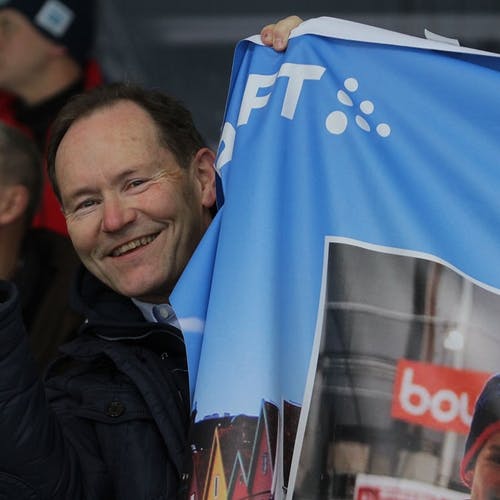 Pappa og ex-coach Jarle Pedersen hadde òg med seg banner. (Foto: KVB)