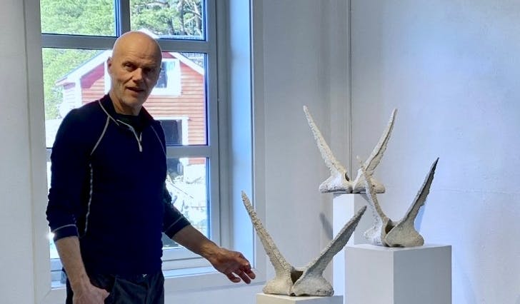 Skulptørane Erik Lytskjold og Vibeke Harild med utstilling i Vedholmen Galleri. (Foto: Vedholmen Galleri)