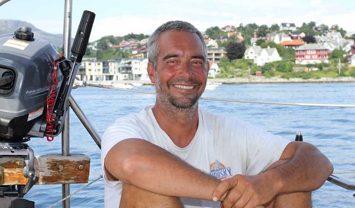 Mattelæraren Mike om bord i seglbåten sin i Os hamn. (Foto: Kjetil Vasby Bruarøy)