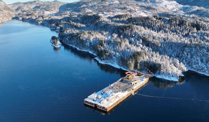 Helldal AS fekk kontrakt på bygging av tømmmerkai på Samnøy. (Foto av lekter: Helldal AS)