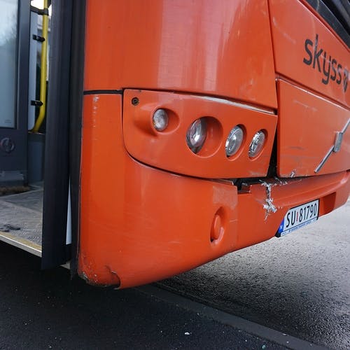 Bussen har òg fått skade. (Foto: Kjetil Vasby Bruarøy)