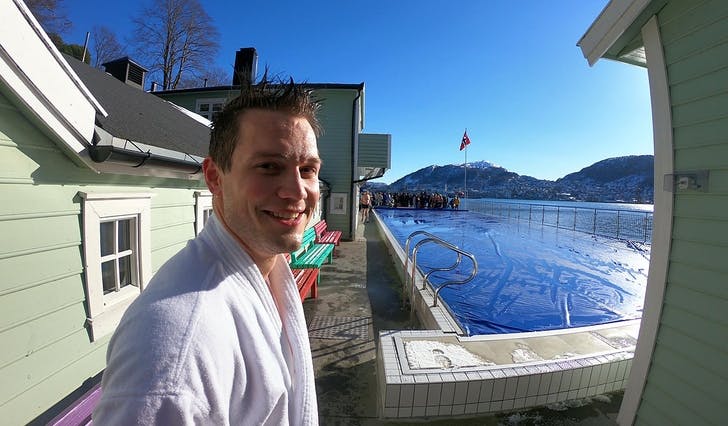 Bassenget er stengt, men Arne Veim Haugland møtte fram på Nordnes Sjøbad og hoppa i fjorden. (Foto: AdO Arena)